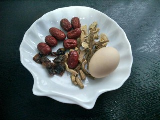 5、当归黄芪煮鸡蛋,准备鸡蛋。