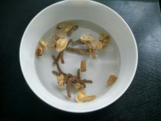 6、当归黄芪煮鸡蛋,当归，黄芪，党参浸泡30分钟洗净，红枣，桂圆洗净。