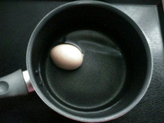 7、当归黄芪煮鸡蛋,鸡蛋煮熟。