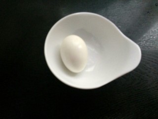 8、当归黄芪煮鸡蛋,鸡蛋在冷水中浸泡剥壳。