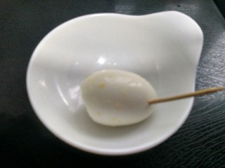 9、当归黄芪煮鸡蛋,用牙签在鸡蛋上扎小孔，方便入味。