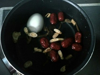 10、当归黄芪煮鸡蛋,锅内放两碗水，将所有食材倒入，大火烧开。