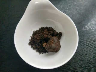 11、当归黄芪煮鸡蛋,准备红糖。