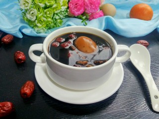 13、当归黄芪煮鸡蛋,倒入碗中，可以享用啦！补气补血，特别好哦！