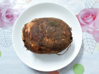 1、香芋蒸排骨,先买一个芋头回来，我买的是广东本地的芋头！