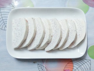 3、香芋蒸排骨,然后把芋头清洗干净，切成这种大小相等的片！可以切的稍微厚实一点！