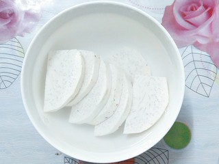 4、香芋蒸排骨,把芋头片放入一个碗里，加入适量的水和盐浸泡15分钟！