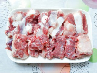 6、香芋蒸排骨,洗干净，宰成小块！