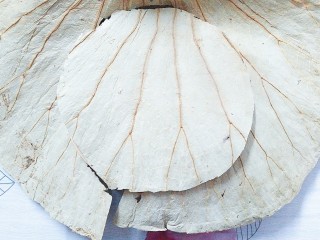 10、香芋蒸排骨,把荷叶盖在竹蒸笼上，用剪刀照着蒸笼的大小，把荷叶剪成圆形！