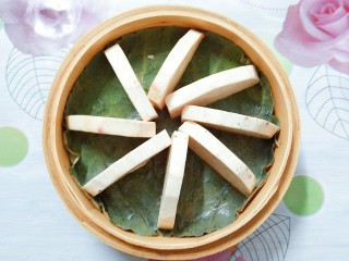 14、香芋蒸排骨,把香芋片一片片的在竹蒸笼里摆放整齐！