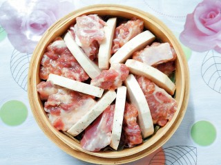 15、香芋蒸排骨,再把腌制入味的排骨放在芋头片中间！