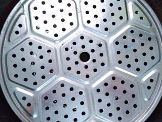 17、香芋蒸排骨,放上蒸隔！