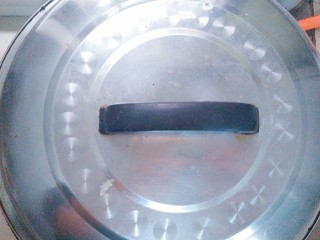 19、香芋蒸排骨,盖上锅盖，大火蒸，上气后蒸30分钟！