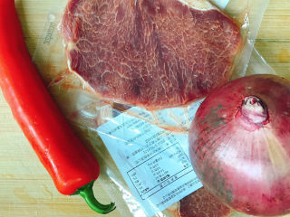 1、洋葱炒牛肉,准备好食材