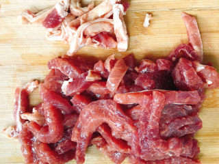 2、洋葱炒牛肉,牛排改刀切成丝，加入玉米淀粉、酱油、料酒、花椒油拌匀腌制十分钟