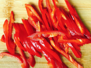 3、洋葱炒牛肉,红尖椒切成丝