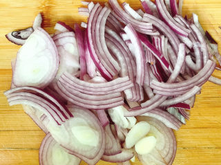 4、洋葱炒牛肉,洋葱切成丝