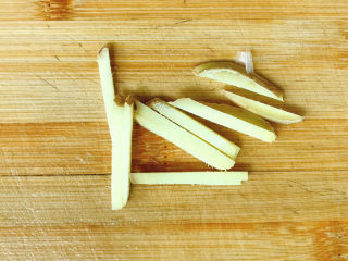 5、洋葱炒牛肉,生姜切成丝