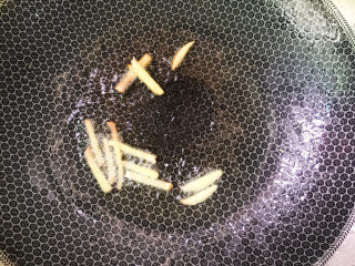 7、洋葱炒牛肉,下姜丝炒香