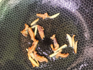 8、洋葱炒牛肉,放入肥肉炒出牛油