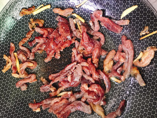 10、洋葱炒牛肉,迅速翻炒