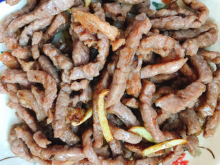 11、洋葱炒牛肉,炒至9成熟装盘备用