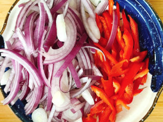 12、洋葱炒牛肉,切好的配菜