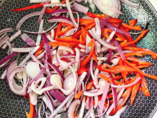 13、洋葱炒牛肉,全部放入锅中