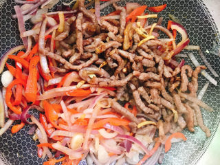 15、洋葱炒牛肉,倒入炒好的牛肉丝