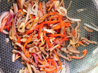 16、洋葱炒牛肉,放酱油拌匀即可