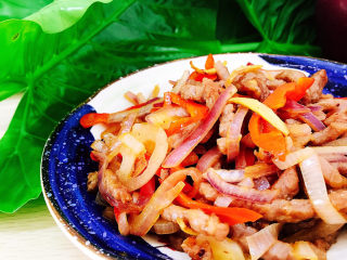 17、洋葱炒牛肉,装盘食用