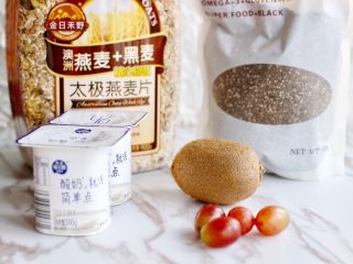 1、奇亚籽水果燕麦杯,准备食材