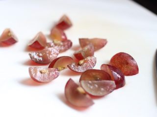 2、奇亚籽水果燕麦杯,红提一切四