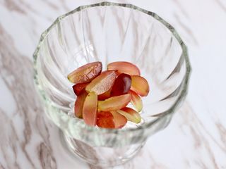 6、奇亚籽水果燕麦杯,先放入红提