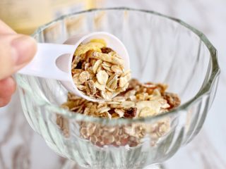 7、奇亚籽水果燕麦杯,再放两大勺燕麦