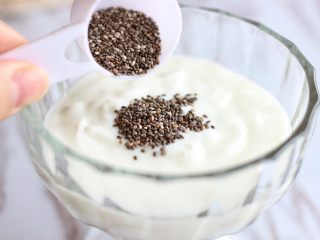 9、奇亚籽水果燕麦杯,撒入奇亚籽