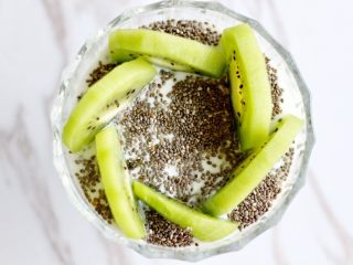 11、奇亚籽水果燕麦杯,根据图片插好猕猴桃