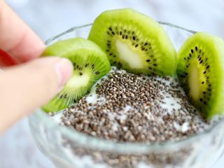 10、奇亚籽水果燕麦杯,插入猕猴桃