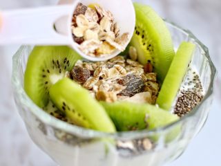 12、奇亚籽水果燕麦杯,猕猴桃中间放入燕麦