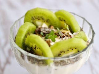 13、奇亚籽水果燕麦杯,插入百里香