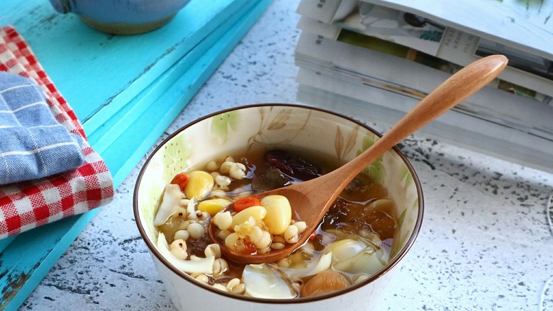 #一碗汤#薏仁桃胶白果汤