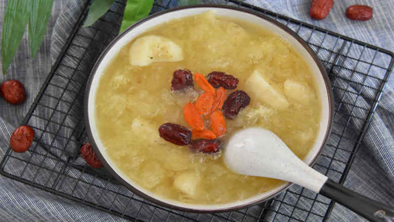 银耳马蹄羹—滋补润肺适合所有年龄层的糖水