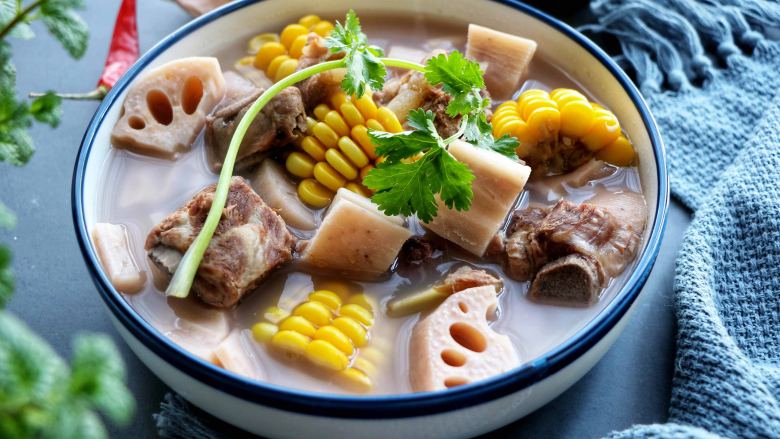 排骨莲藕玉米汤