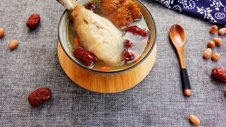 秋风渐凉来一碗猴头菇鸡汤养胃吧