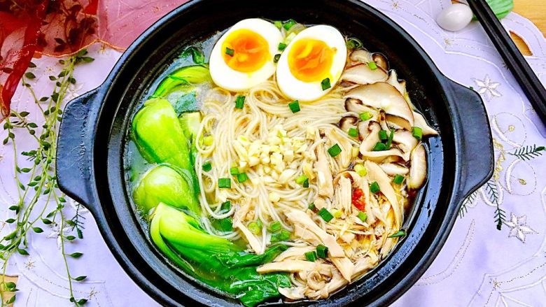 来一碗冬日暖食香菇小棠菜鸡汤面