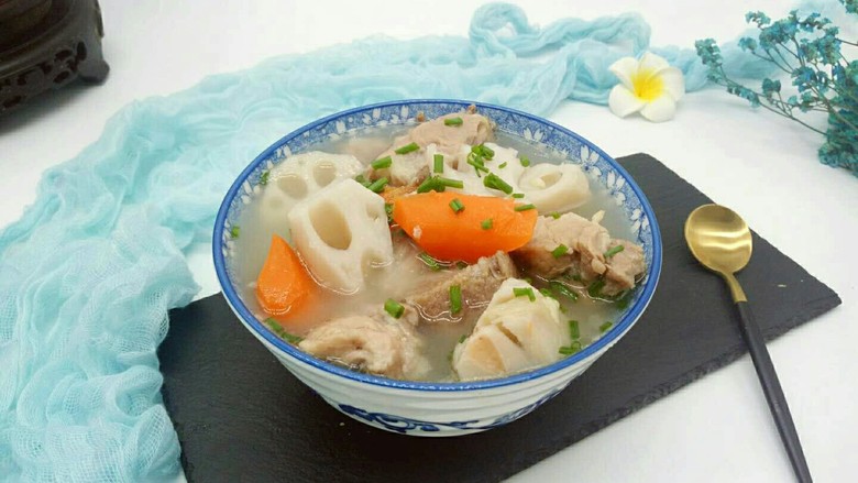 感恩节食谱排骨莲藕胡萝卜汤