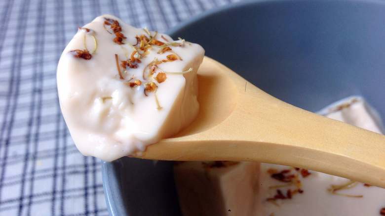 牛奶花胶冻吃了这款甜品人比花娇