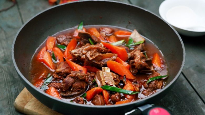 秋冬暖身胡萝卜炖羊肉
