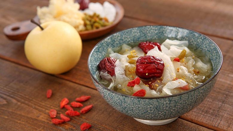 美容养颜气色好桂花红枣银耳雪梨汤