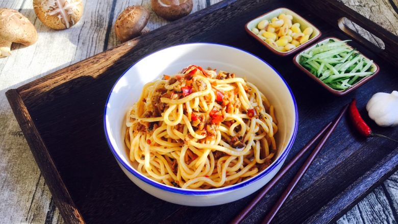 一碗面条肉末香菇酱拌面